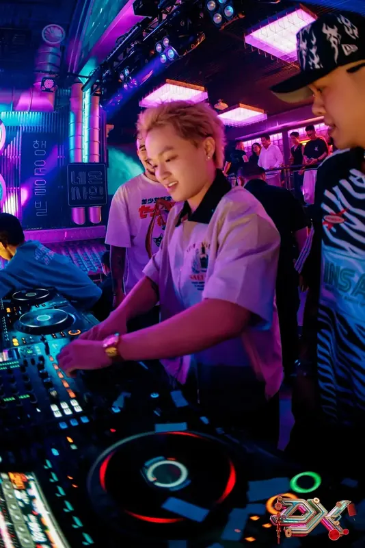District K — DJ booth resident DJ live performance