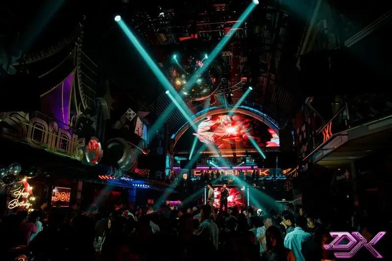 District K — ánh đèn neon lung linh về đêm