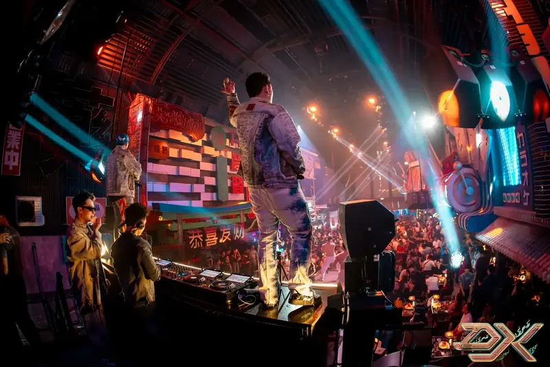 District K — toàn cảnh venue nhìn từ tầng trên